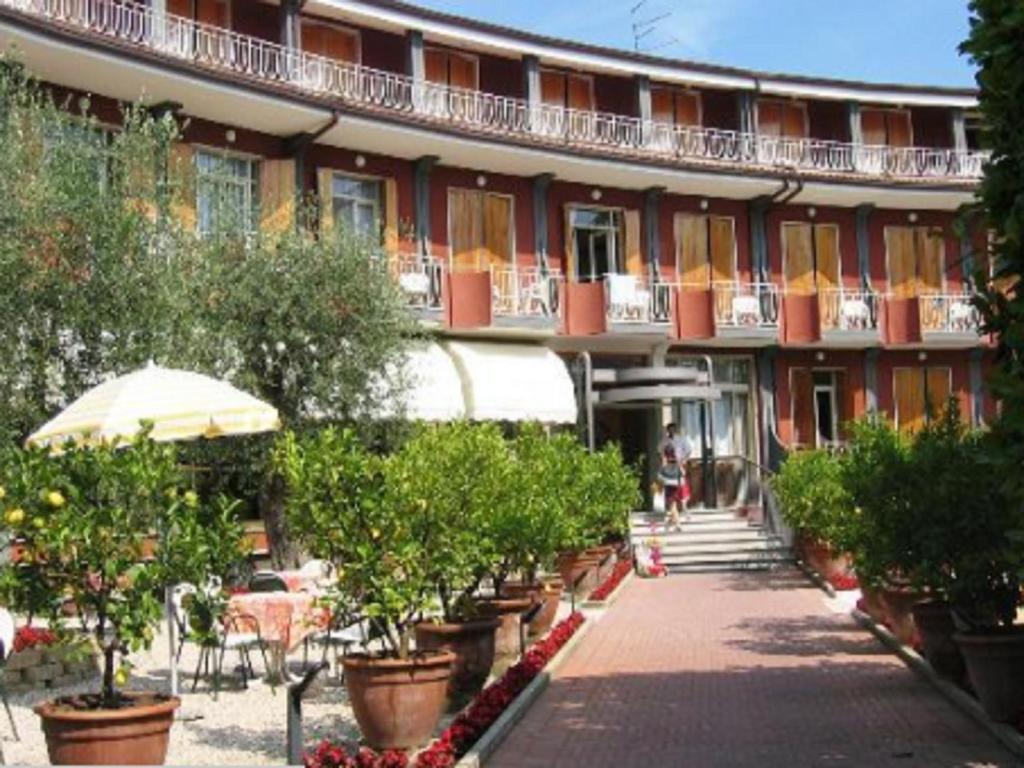 Hotel Continental Гарда Екстериор снимка