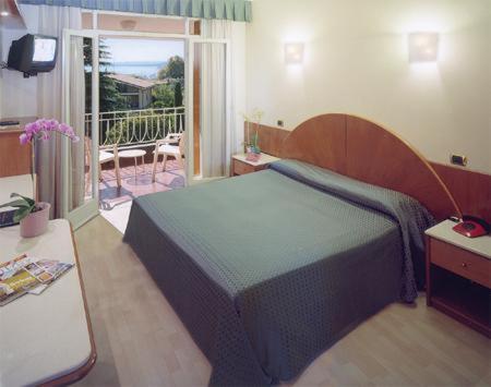 Hotel Continental Гарда Екстериор снимка