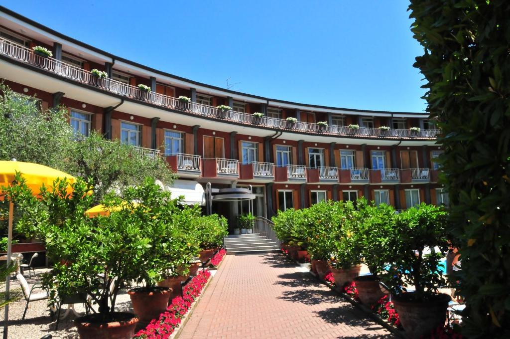 Hotel Continental Гарда Екстериор снимка
